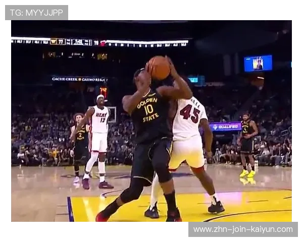 热火球员篮下拼抢赢得第二次机会